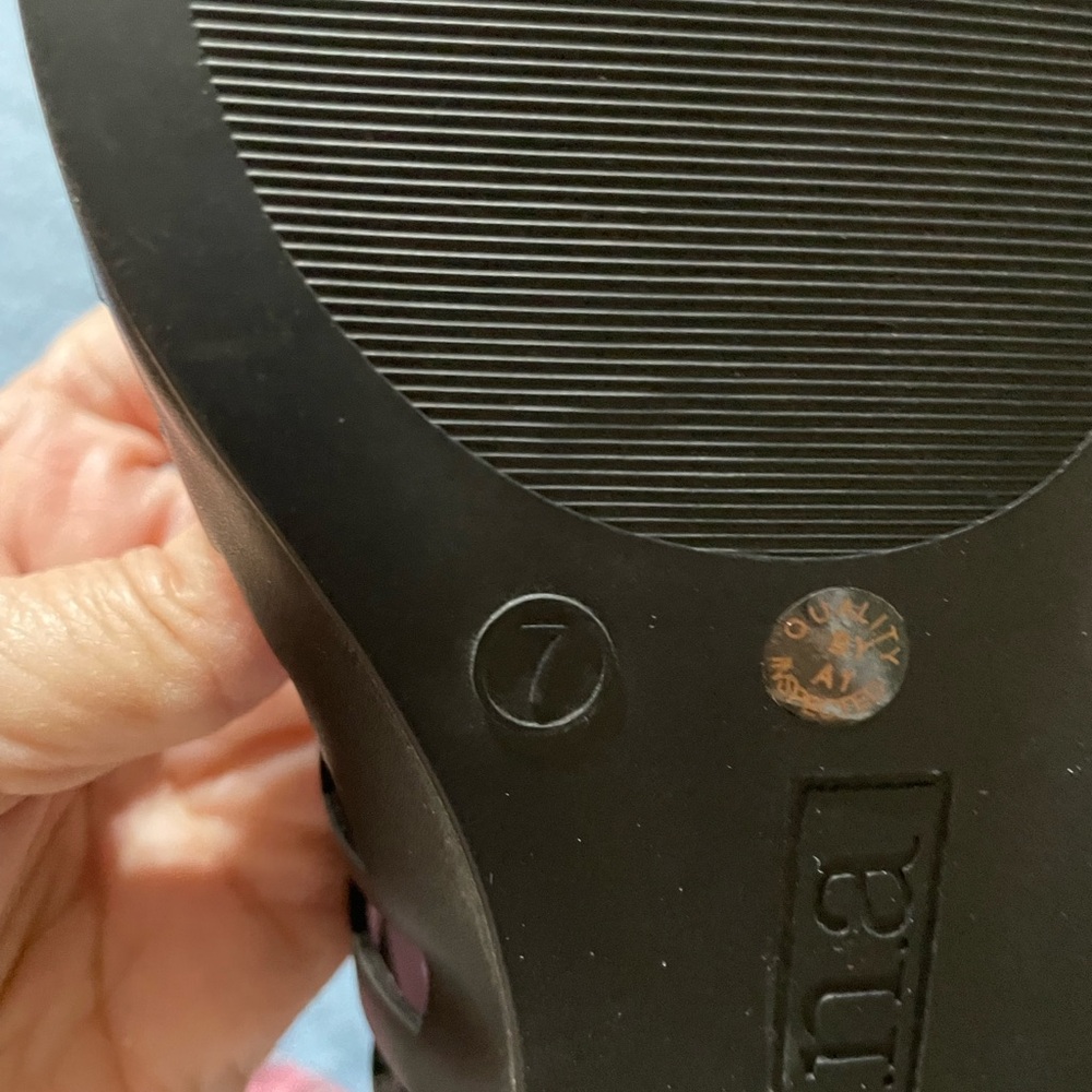 Shoes - Picture 4 of 4